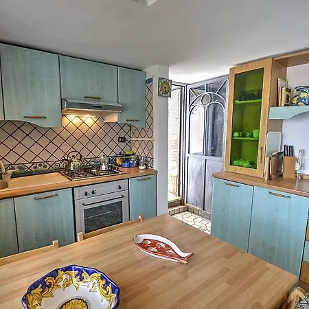 Prázdninový dům Raito Sleeps 6 Air Con Vietri