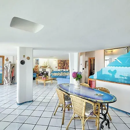 Raito Sleeps 6 Air Con