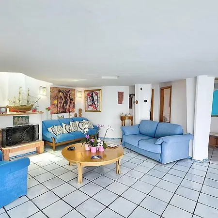 Raito Sleeps 6 Air Con