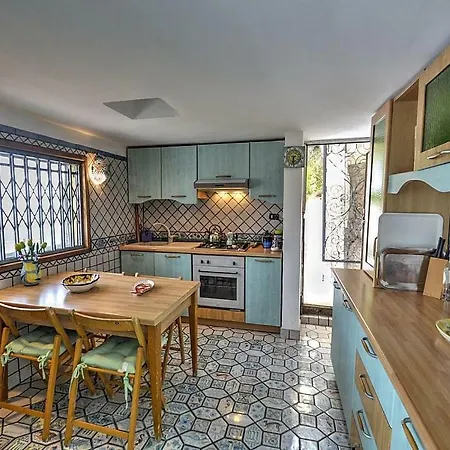 Raito Sleeps 6 Air Con Ferienhaus *